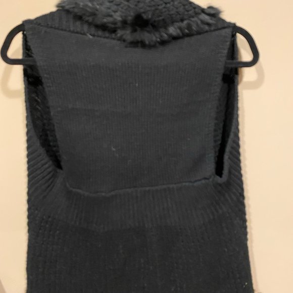 Black fur-trimmed sweater vest for holidays - Picture 2 of 5
